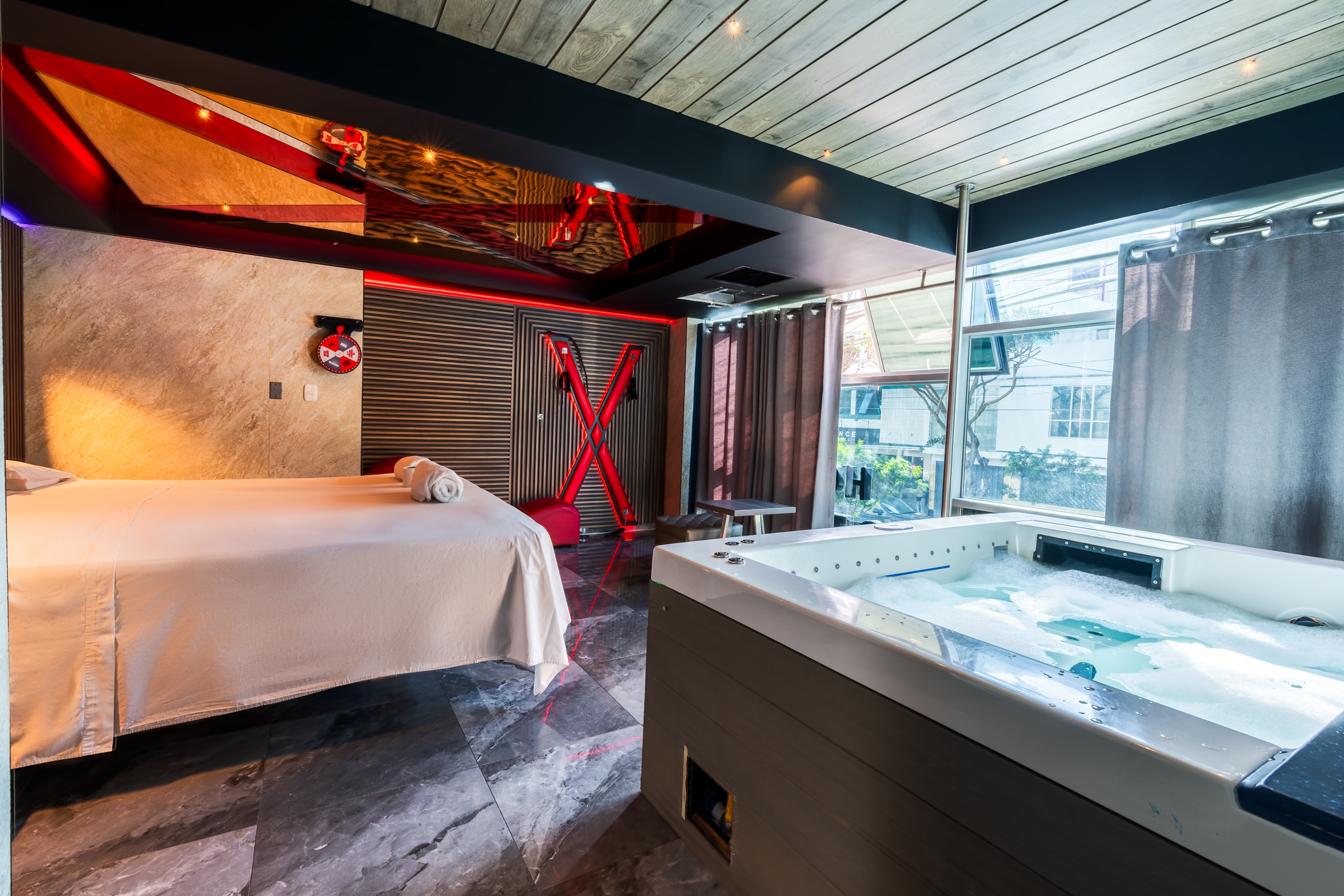 Jacuzzi con vista a la calle