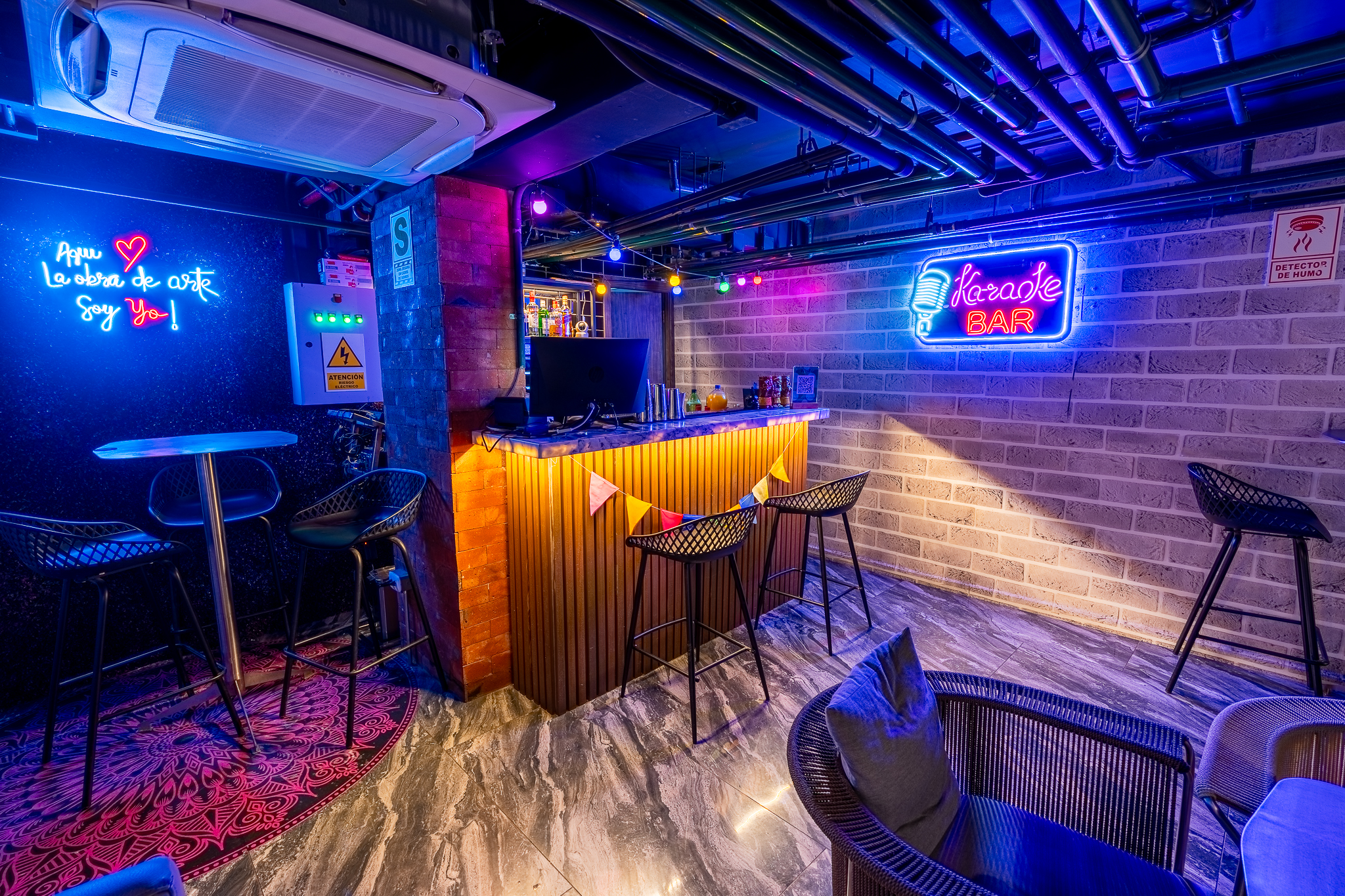 KARAOKE BAR